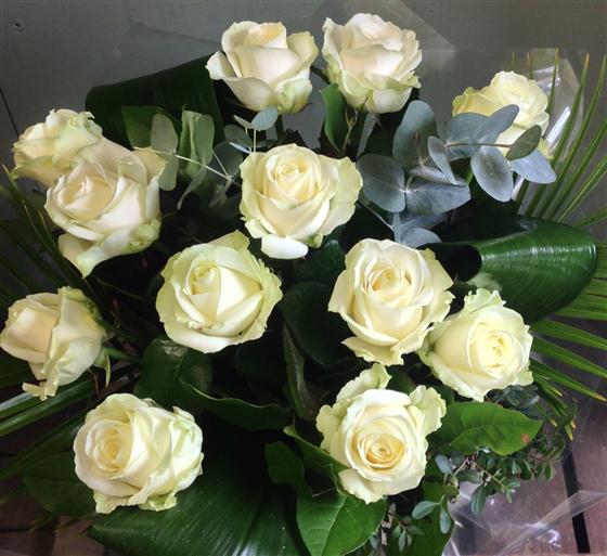 twelve heavenly white roses flowers for you florist isle of wight